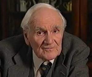 Desmond Llewelyn Birthday, Height and zodiac sign