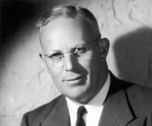 Earl Warren Birthday, Height and zodiac sign Earl Warren Birthday, Height and zodiac sign