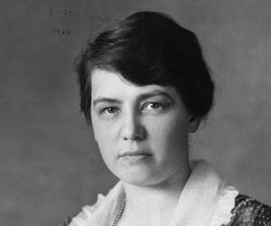 Olive Dennis Birthday, Height and zodiac sign Olive Dennis Birthday, Height and zodiac sign