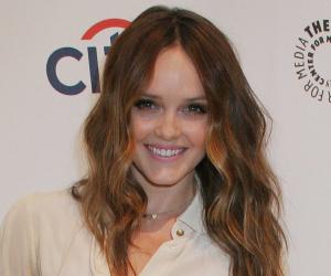 Rebecca Breeds Birthday, Height and zodiac sign