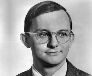 Wally Cox Birthday, Height and zodiac sign