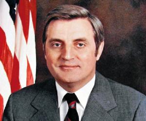 Walter Mondale Birthday, Height and zodiac sign