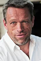 Brian Thompson Birthday, Height and zodiac sign