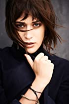 Lizzy Caplan Birthday, Height and zodiac sign